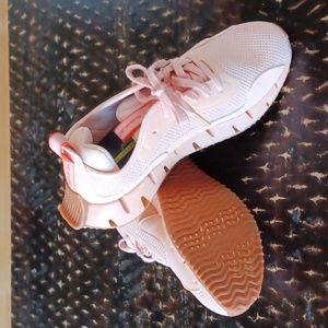 Reebok Zig Dynamica Running Shoe - Women's sz 9, light coral/pink